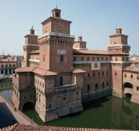 Castello Estense domina Ferrara.